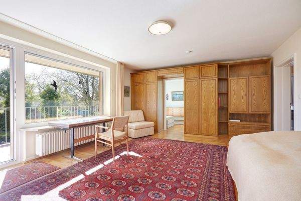 Großes Zimmer mit vorgelagertem Balkon