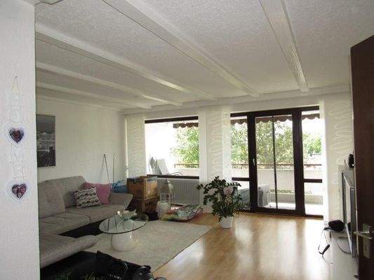 Wohnzimmer mit Balkon Beispielbild