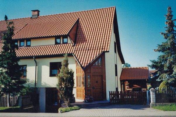 Hauseingang mit Carport