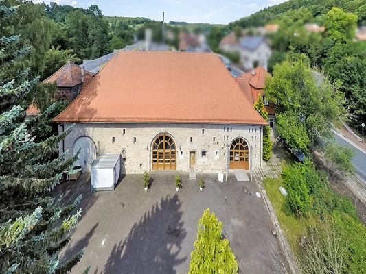 Eventscheune mit großem Vorplatz