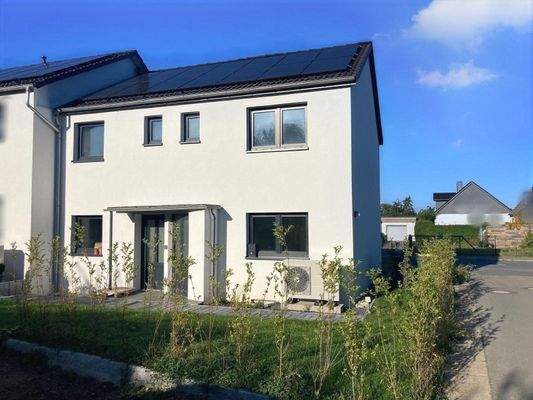 Rückseite des Reihenendhauses mit zwei Wohneinheiten