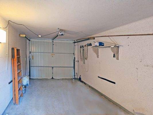 Garage aus Rückseite mit Elektrotorantrieb