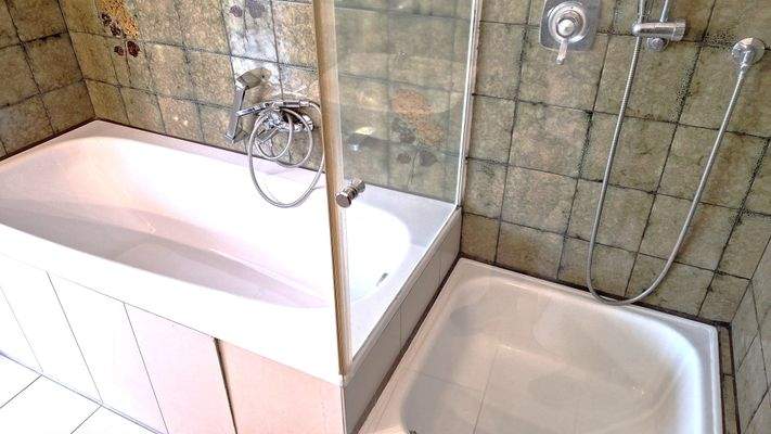 Bad mit Wanne und Dusche