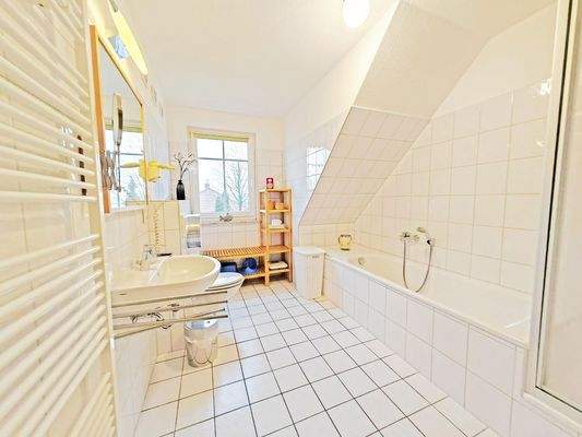 Bad m. Fenster + Handtuchheiz.