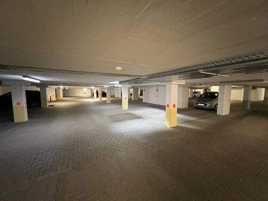 Geräumiger, gut beleuchteter Tiefgaragenstellplatz mit fest installierten Parkhilfen