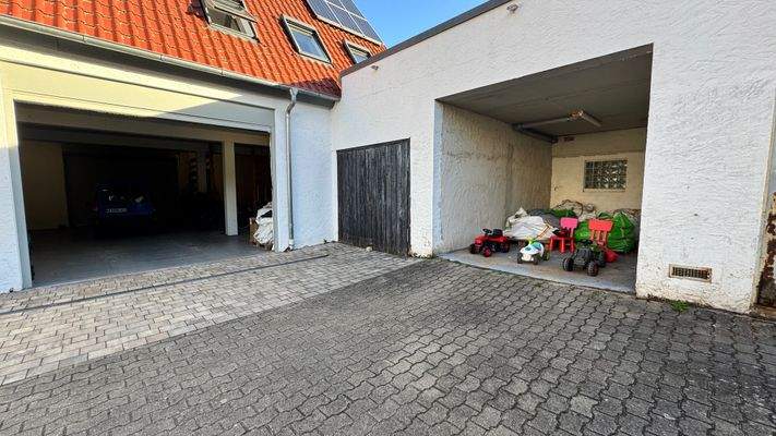 Garagen und Stellplatz