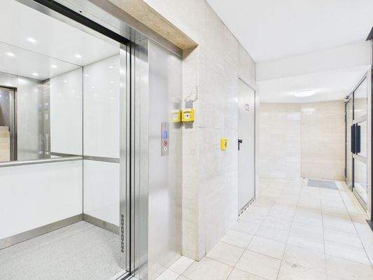 Aufzug und Treppenhaus