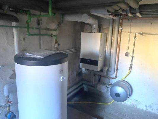 Heizungskeller mit neuwertiger Gastherme und Speicher