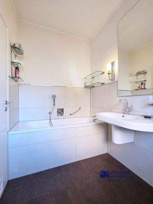 Badezimmer mit Wanne 1OG