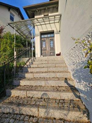 Hier geht es zum Haupteingang mit stilvoller Tür