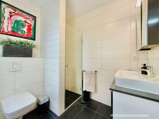 Bad mit Dusche im Erdgeschoss