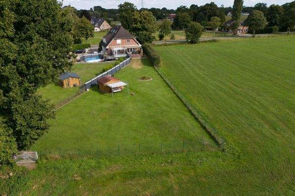 hintere Hausansicht fern