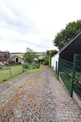 Einfahrt u. Stellplätze