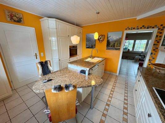 Der Küchenbereich mit der Einbauküche