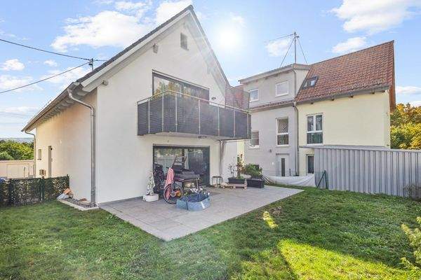 Schöner Garten hinter dem Haus