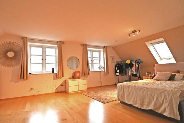 Hauptwohnung DG Schlafzimmer
