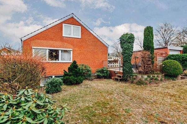 Gartenbereich mit Einzelgarage