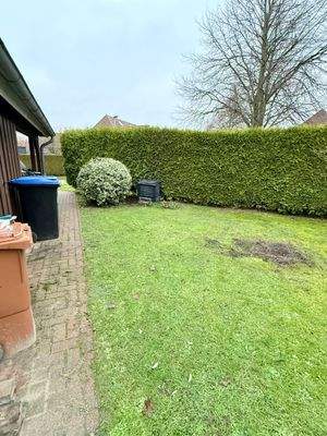 Garten seitlich mit Schuppen