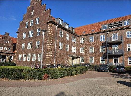 Backstein-Gebäude mit Balkon