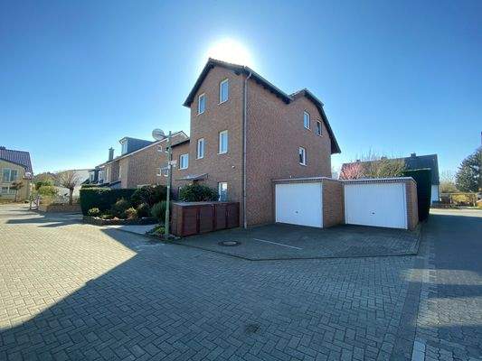 Außenansicht mit Garage