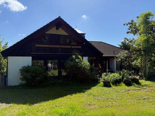 Rückansicht mit Balkon