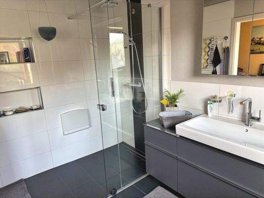 weitere Perspektive im modernen Bad von ca. 2019