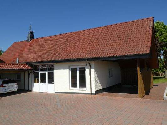 Nebengebäude mit Carport