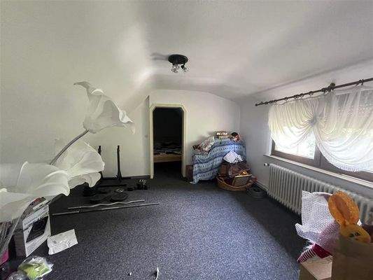 DG: weiteres Zimmer (Weitwinkelaufnahme)