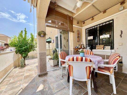 ÜBERDACHTER BEREICH