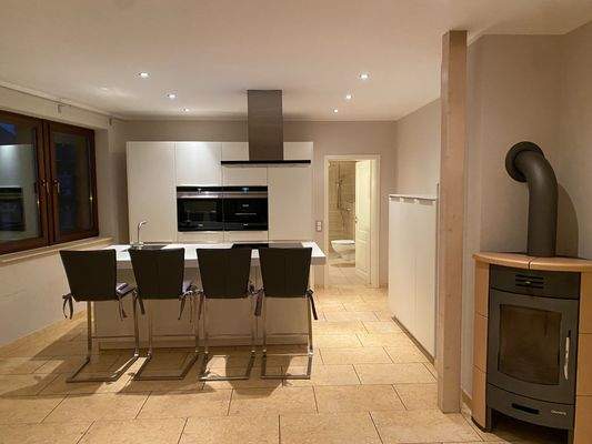 Wohnzimmer mit Übergang Küche