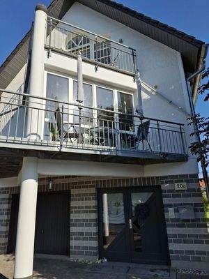 Balkonsteg vor Fensterfront 