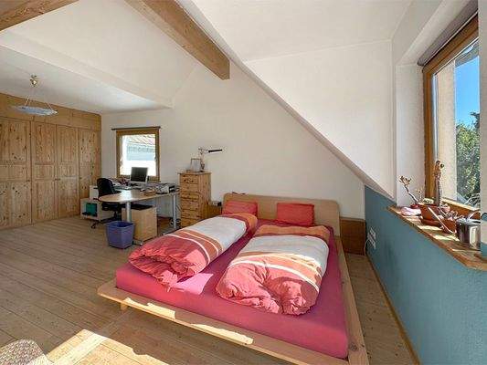 Schlafzimmer/ Büro im OG