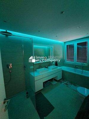 2. Bad mit Dusche und Badewanne