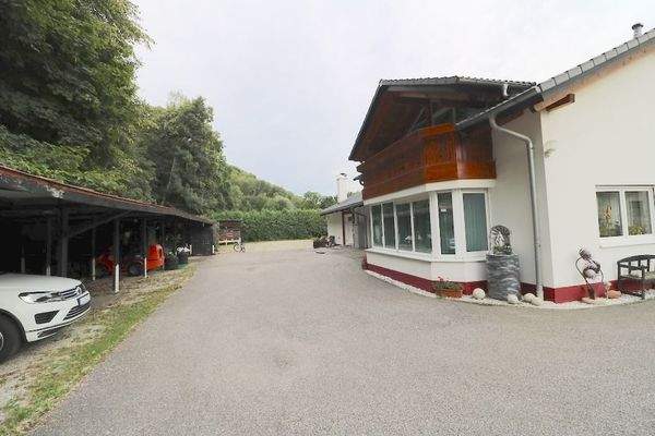 Zufahrt Carports + Freifläche