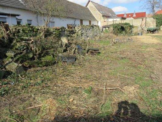 Grundstücksmauer mit Nachbar links