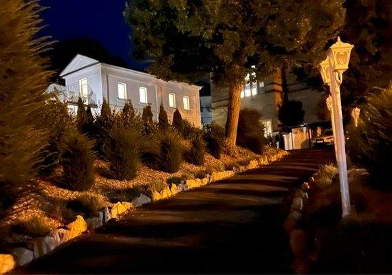 Auffahrt + Villa bei Nacht