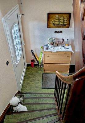 Treppenhaus und Eingangstür