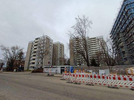 Wohnblöcke mit Bauzäunen