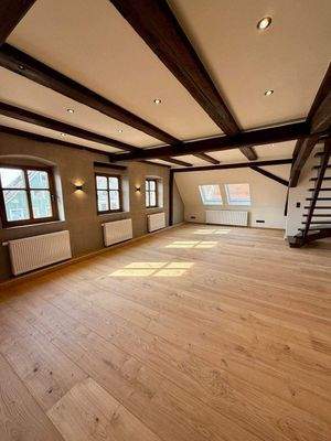 Riesiger Wohn-/Essbereich mit restaurierten Balken