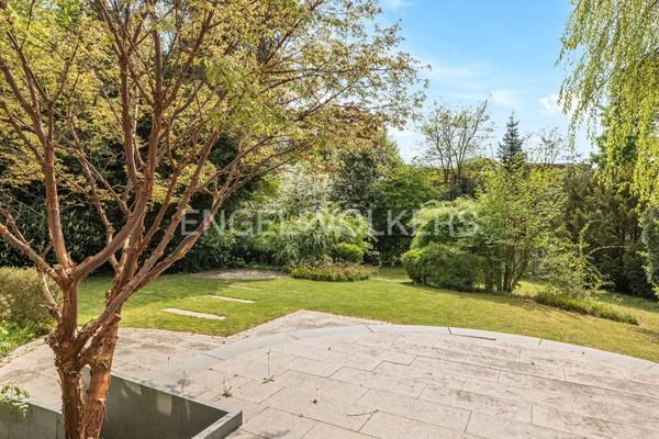 Blick von der Terrasse in den Garten