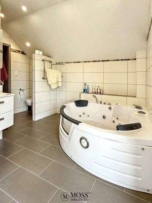 Badezimmer DG mit Whirlpool Badewanne
