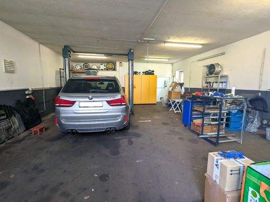 Gewerbe (derzeit Kfz-Werkstatt)