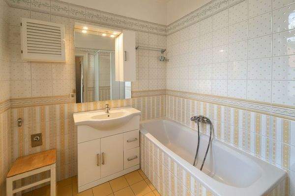 Bad mit Wanne und Dusche