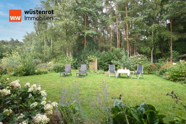 Idyllischer Garten im hinteren Grundstücksbereich