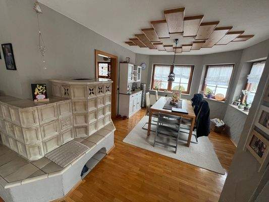 Esszimmer mit Kachelofen