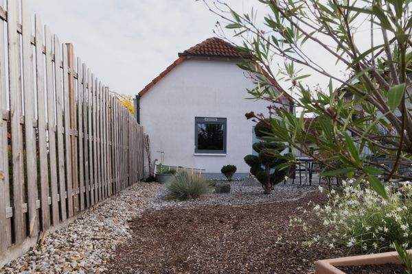 Ansicht auf die Doppelgarage mit Dachboden