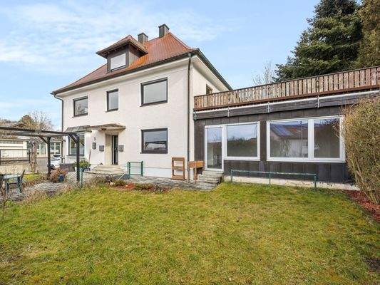 Außenansicht mit Anbau