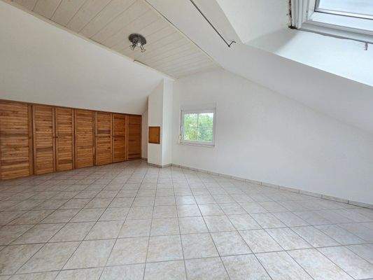 Zimmer rechts mit Einbauschränken DG