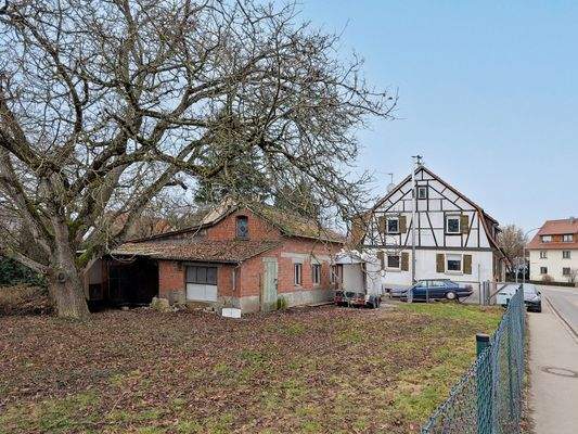 Grundstück mit Scheunen