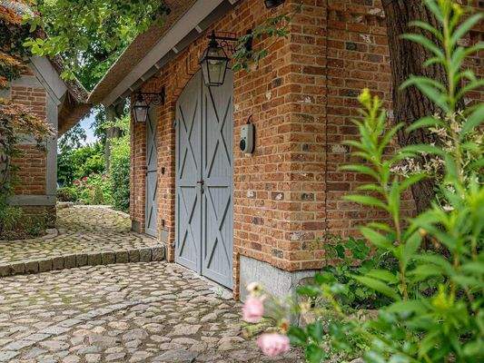 Technikhäuschen mit Werkstatt und Tankstelle.jpg